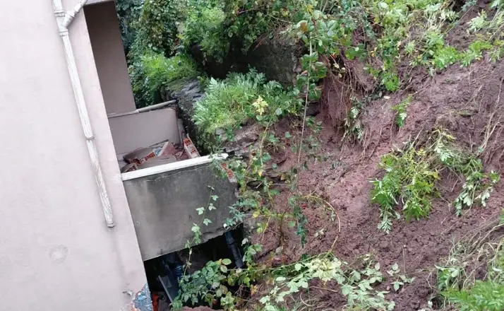 Zonguldak’ta heyelan: Evin bahçesi kaydı, balkon zarar gördü
