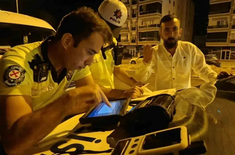 0.03 promil fazla çıkınca ehliyeti alındı, polise itiraz edip gazeteciye tepki gösterdi
