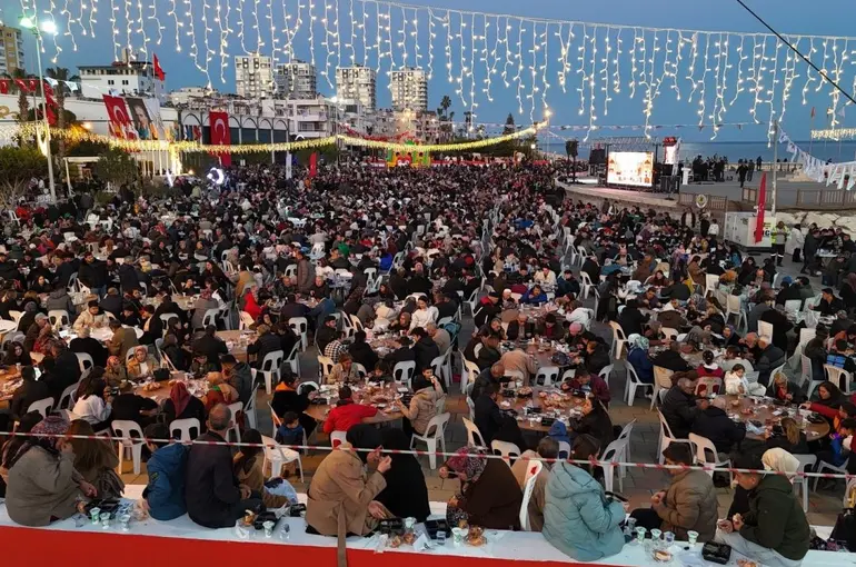 10 bin kişi deniz kenarında iftarda buluştu
