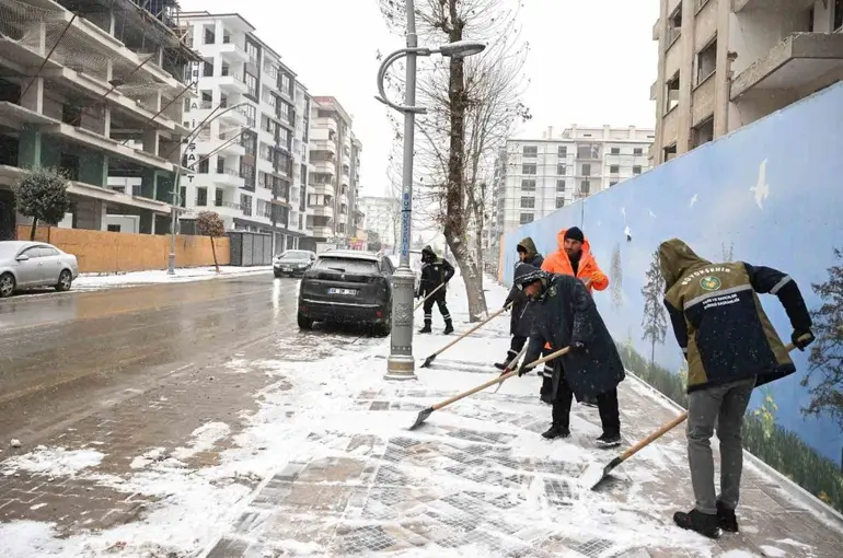 149 mahallede yol açma çalışmaları devam ediyor
