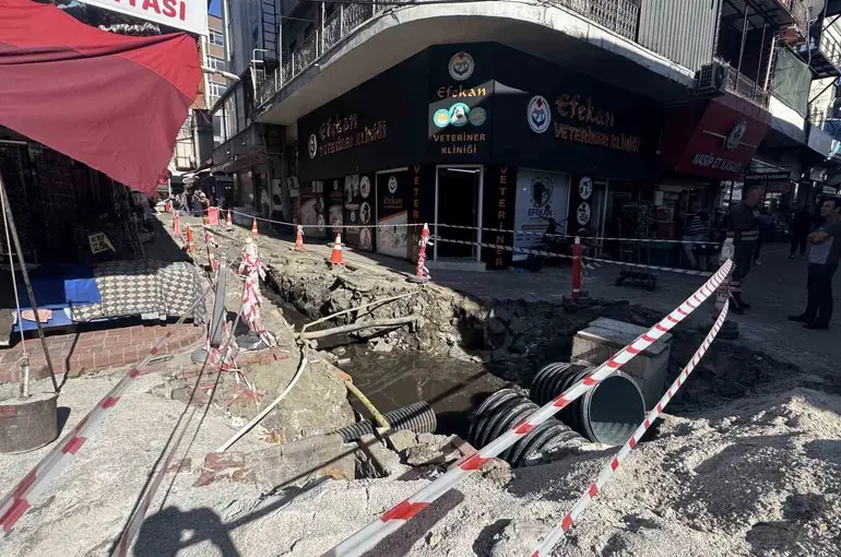 15 gün önce açılan çukur esnafı çileden çıkarttı

