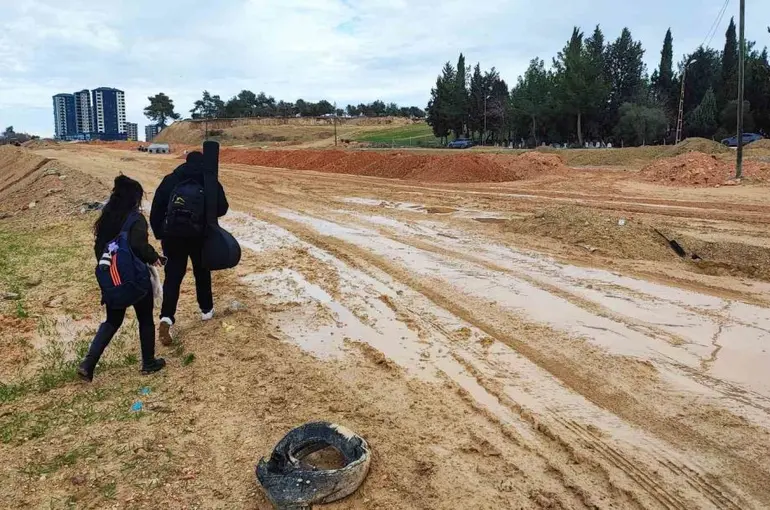 15 yıllık Çukurova Güzel Sanatlar Lisesi çamura teslim
