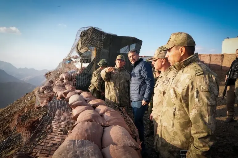 2. Ordu Komutanı Korgeneral Topaloğlu sınır noktasında
