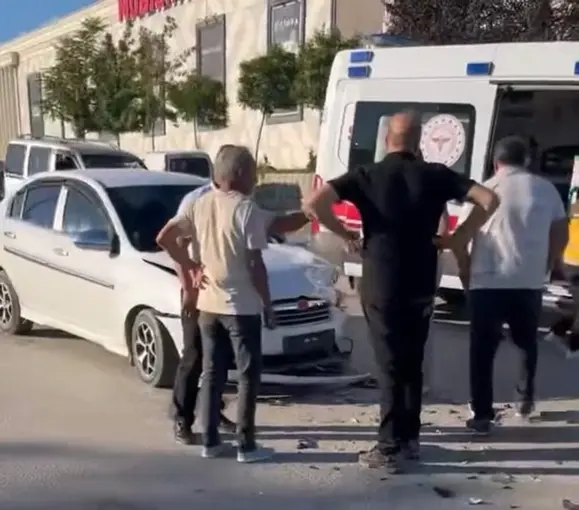 2 otomobil kafa kafaya çarpıştı: 4 yaralı
