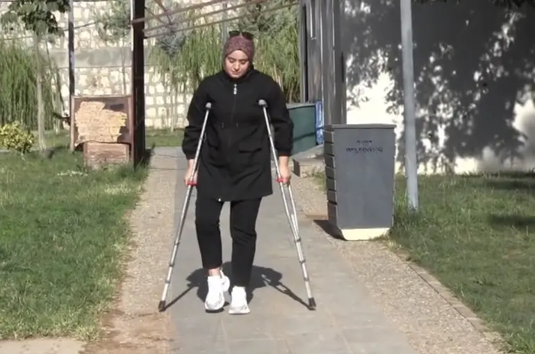 20 yaşında hayatı karardı: Yanlış ameliyatla sağlığından oldu, şimdi yürüyebilmek için destek bekliyor
