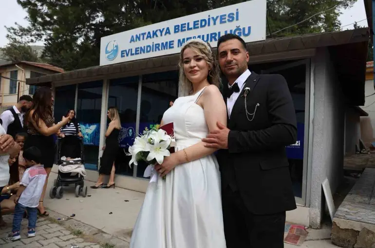 27 bin 20 depremzede çift evlilik kredisiyle yuvasını kurdu
