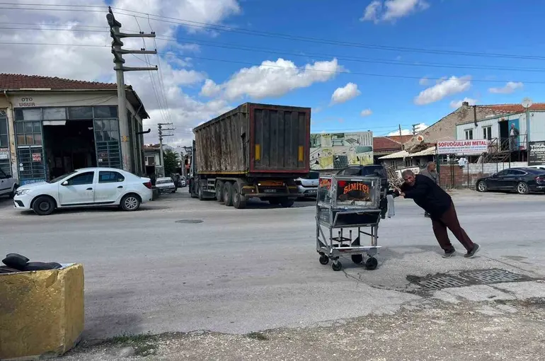 4 çocuğunu simit satarak okutuyor
