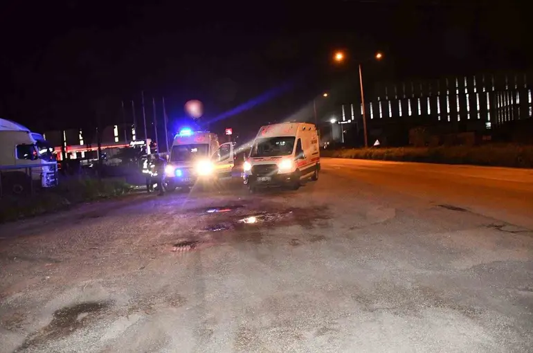 45 günlük evli çiftin yaşadığı kazada kafasından darbe alan koca ağır yaralandı

