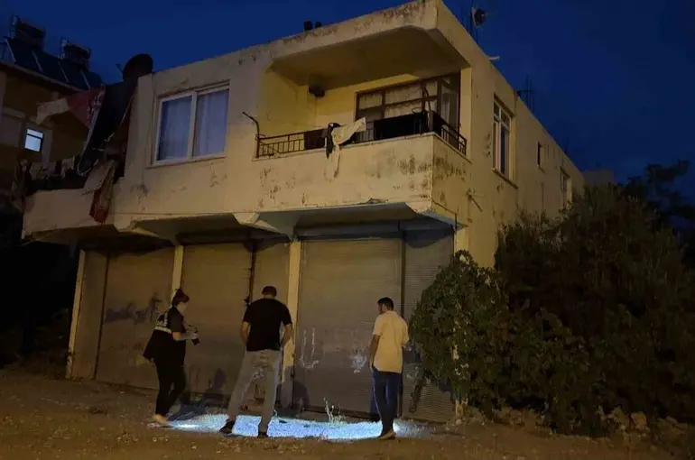 5 metre yükseklikteki balkondan düşüp yaralanan bebek hastanede hayatını kaybetti
