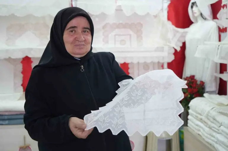 50 yıldır işlediği sanat ile gelinlik kızların çeyizini süslüyor
