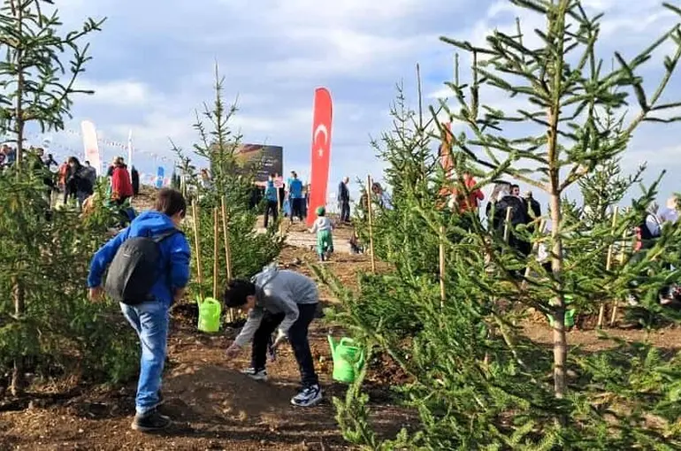 6 öğrenci topluluğu fidanları toprakla buluşturdu
