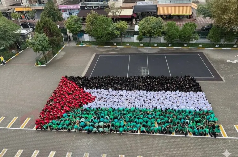 600 öğrenciden Filistin’e dev bayraklı destek
