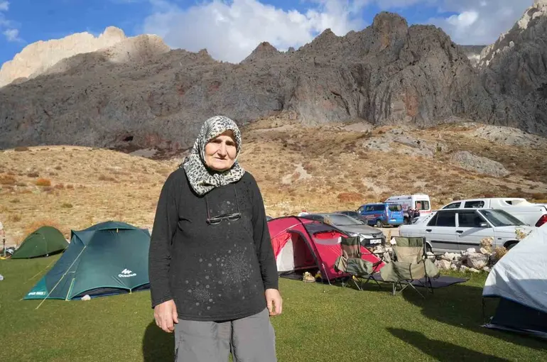 73 yaşındaki dağcı Hatun Okurkan gençlere taş çıkartıyor
