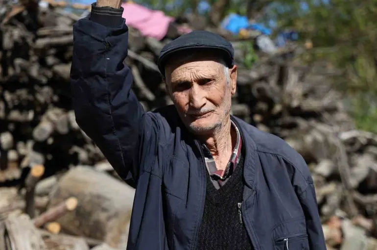94 yaşındaki Salih amca gençlere taş çıkarıyor
