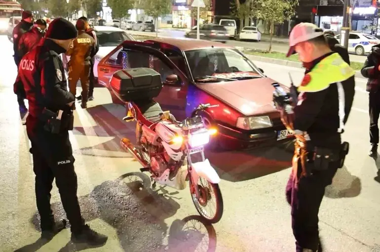 Abartı egzoz ve standart dışı ışıklı motosiklet sürücüsüne 13 bin 776 lira ceza
