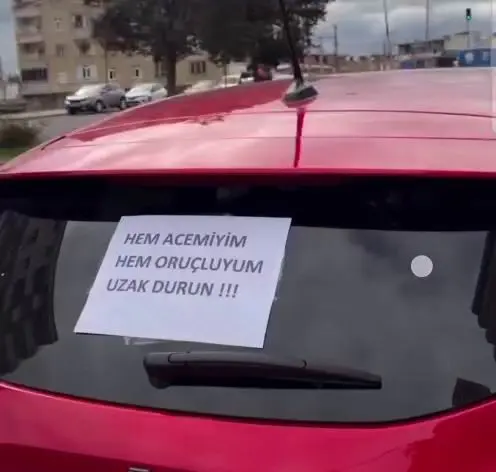 Acemi sürücüden trafikte ’ilginç’ önlem
