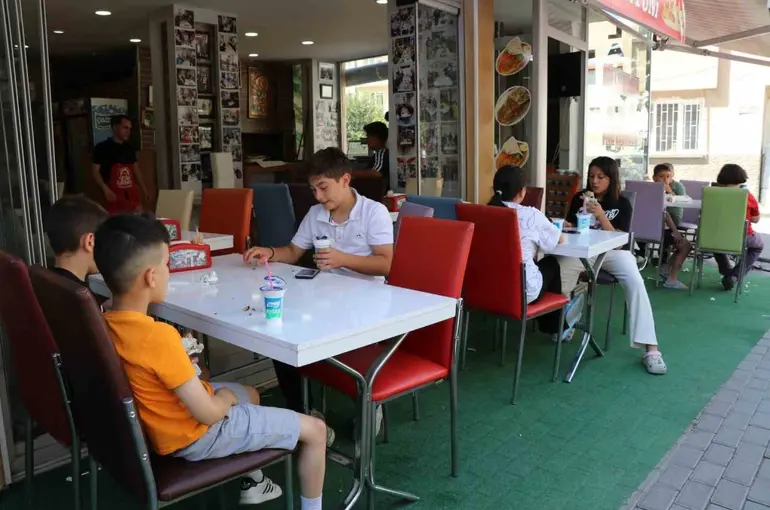 Adana’da anne ve çocuğu üzen lahmacuncuya nispet çocuklara ücretsiz lahmacun dağıttı
