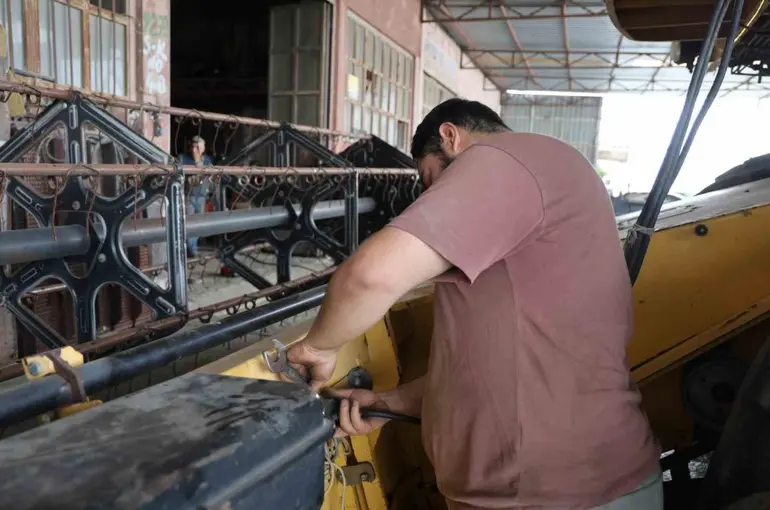 Adana’da buğday hasadı öncesi biçerdöverlerin bakımı yapılıyor

