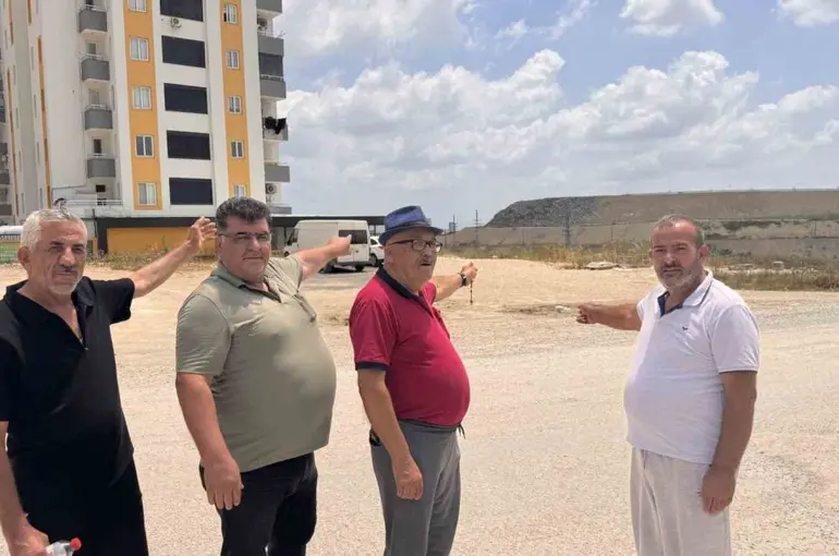 Adana’da çöp sorunu vatandaşı canından bezdirdi
