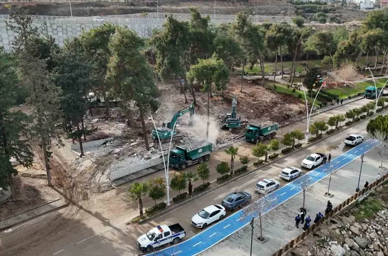 Adana’da kaçak işletmeler yıkılıyor
