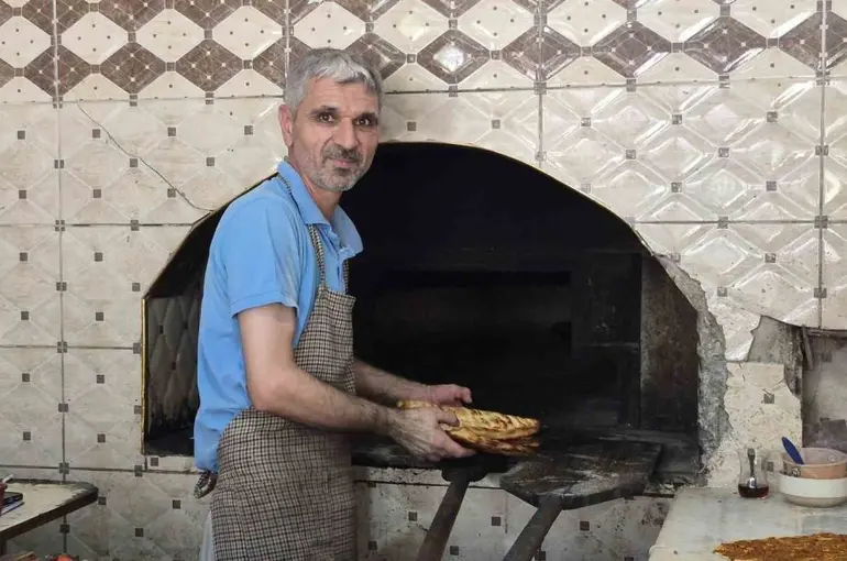 Adıyaman’da 400 derecelik fırının başında ekmek mesaisi
