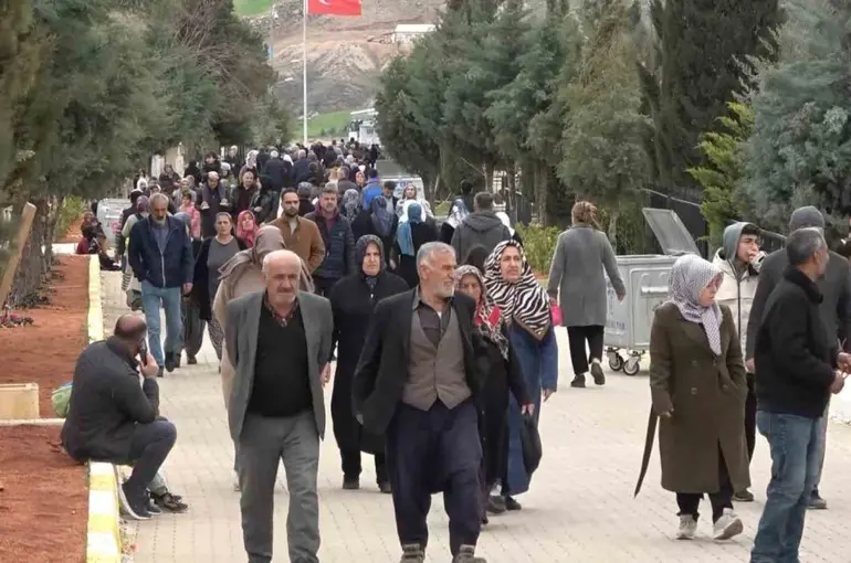 Adıyaman’da deprem şehitliğine bayram ziyareti
