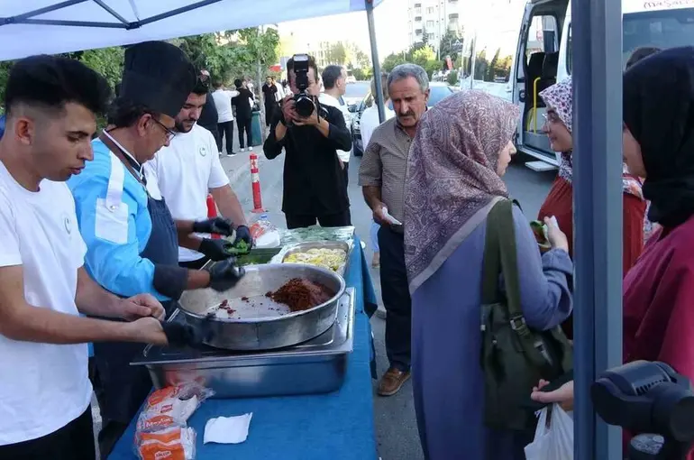 Adıyaman’da öğrencilere çiğ köfteli karşılama
