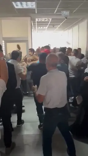 Adliye içerisinde taraflar birbirine girdi: Tekmeli yumruklu kavga kameraya yansıdı
