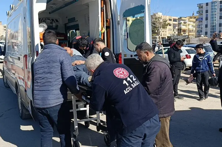 Adliye önünde boşanma kavgası: 2 yaralı
