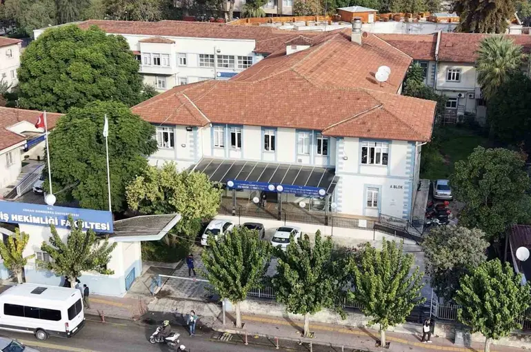 ADÜ Diş Hekimliği Fakültesi 2025 yılında 103 lisans, 16 uzmanlık öğrencisini mezun etti
