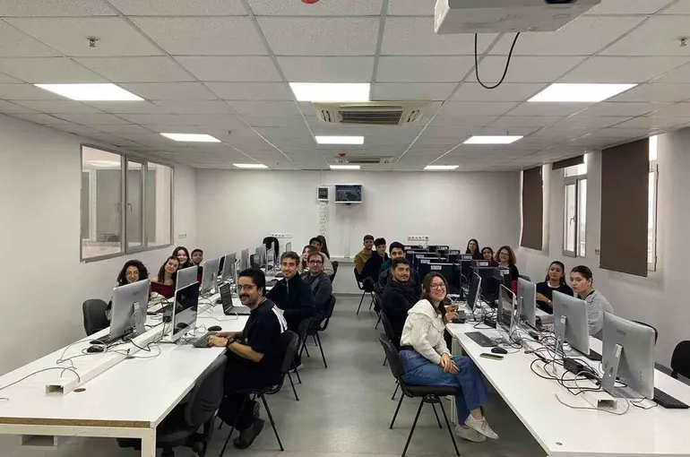 ADÜ’de bilgisayar labaratuvarı yenilendi
