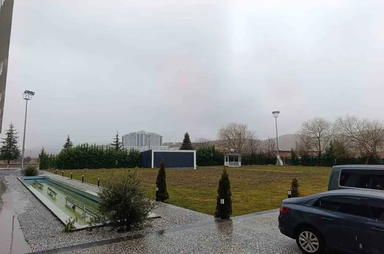 Afyonkarahisar’da beklenen kar yağışı başladı
