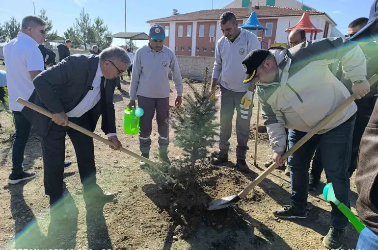 Afyonkarahisar’da binlerce fidan toprakla buluşturuldu
