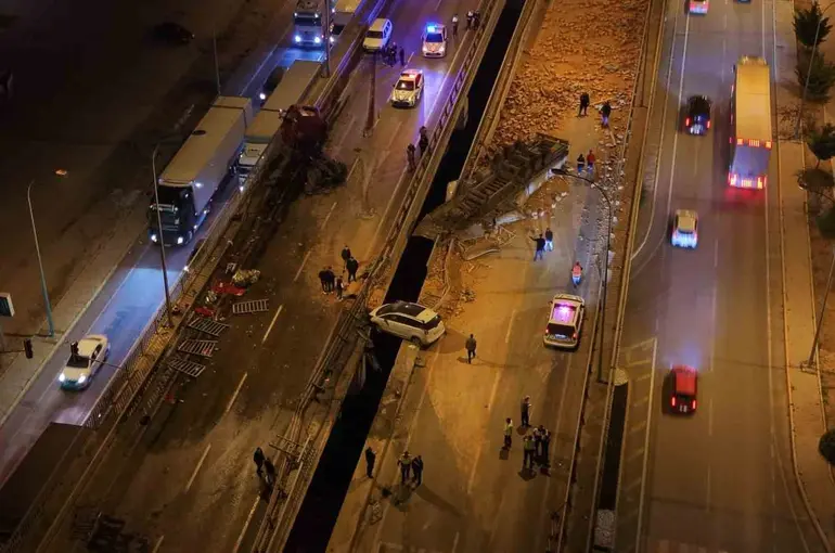 Afyonkarahisar’da tır ile otomobiller çarpıştı: 1 ölü, 7 yaralı
