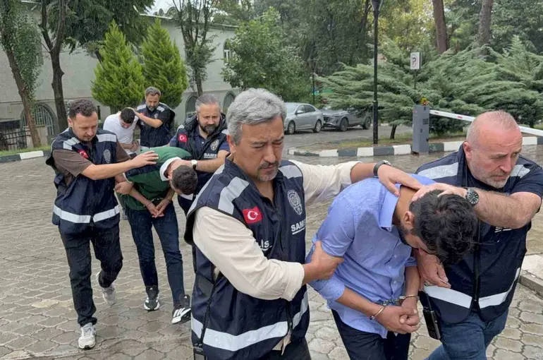 Ağlayan kadını fark eden Samsun polisinin operasyonu ile yakalanan 3 kişi tutuklandı
