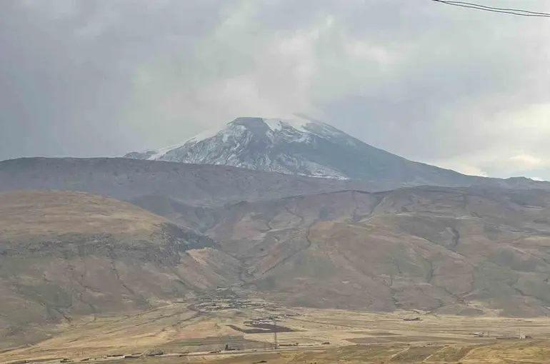 Ağrı Dağı beyaza büründü
