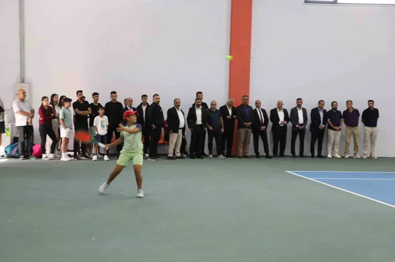 Ağrı Dağı Cup tenis turnuvasında maçlar başladı
