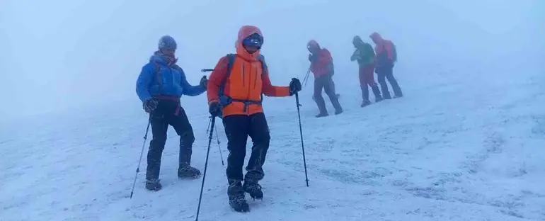 Ağrı Dağı’nda kar ve fırtına, dağcılara zorlu anlar yaşattı
