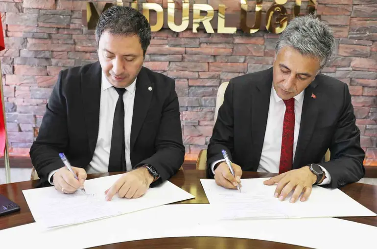 Ağrı Şeker Fabrikası ile Milli Eğitim Müdürlüğü arasında iş makineleri operatörü yetiştirme protokolü imzalandı
