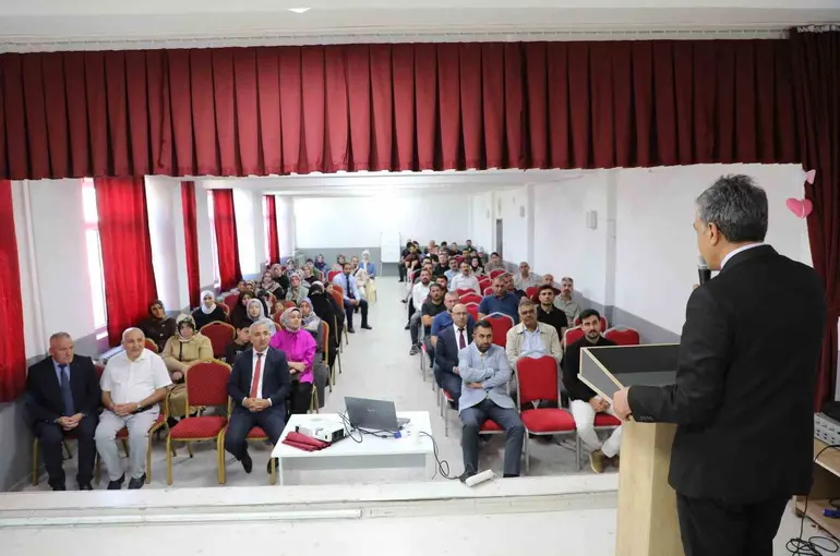 Ağrı’da 5. sınıf öğrencilerinin uyum heyecanına veliler de ortak oldu
