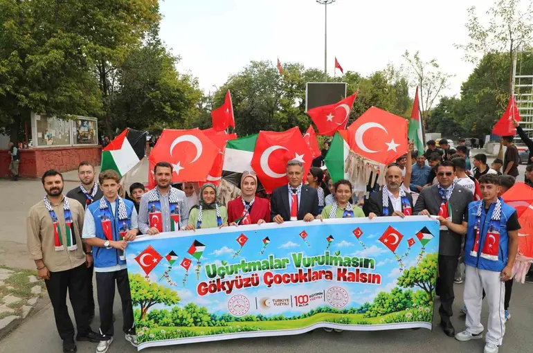 Ağrı’da bin öğrenci Gazze için yürüdü, uçurtmalarını gökyüzüne bıraktı
