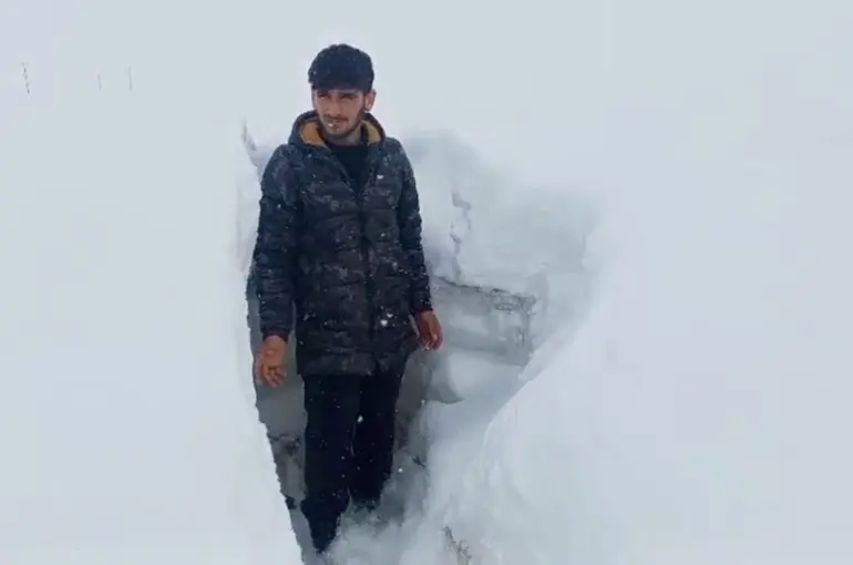 Ağrı’da Nisan ayında etkili olan kar kalınlığı insan boyunu aştı
