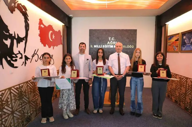 Ağrı’da "Sağlıklı Nesil Sağlıklı Gelecek" yarışmalarında dereceye giren öğrenciler ödüllendirildi
