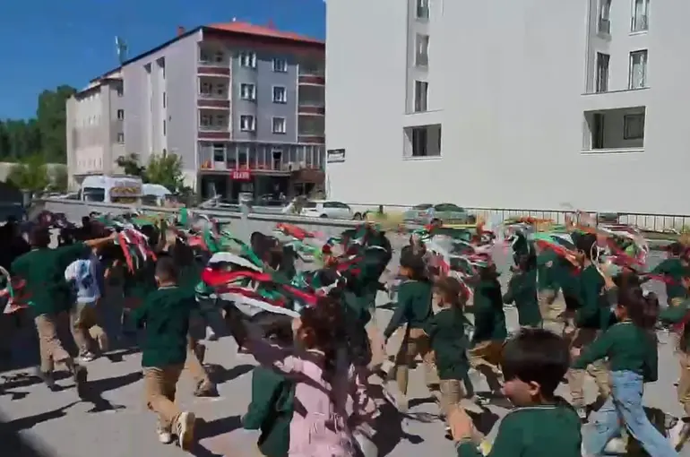 Ağrı’da "Uçurtmalar Vurulmasın, Gökyüzü Çocuklara Kalsın" etkinliği düzenlendi
