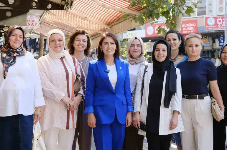 AK Parti Kadın Kolları Teşkilatı Bayramyeri’nde esnafı ziyaret etti
