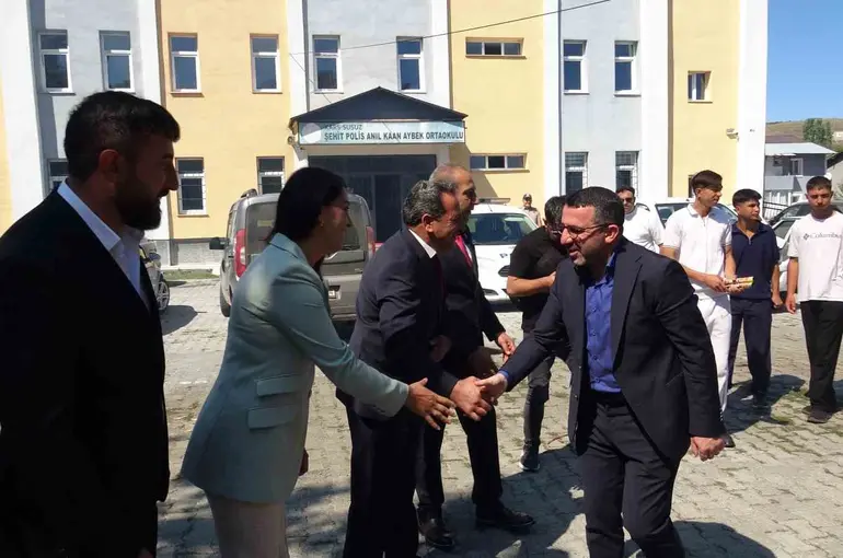 AK Parti Susuz’da Danışma Meclisi coşkusu: İlçeye yapılan yatırımlar masaya yatırıldı
