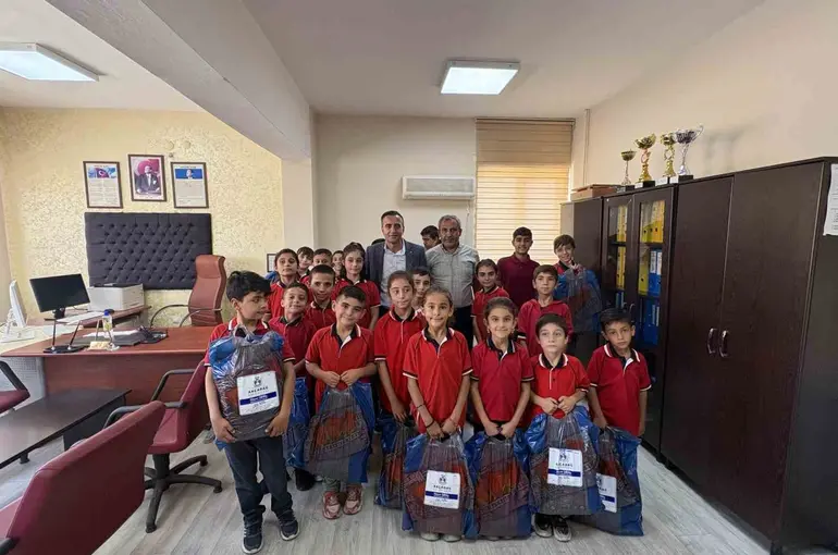 Akçadağ’da 300 öğrenciye çanta ve kırtasiye desteği
