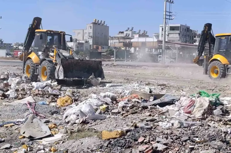 Akdeniz Belediyesi 4 mahalleden 20 kamyon atık topladı
