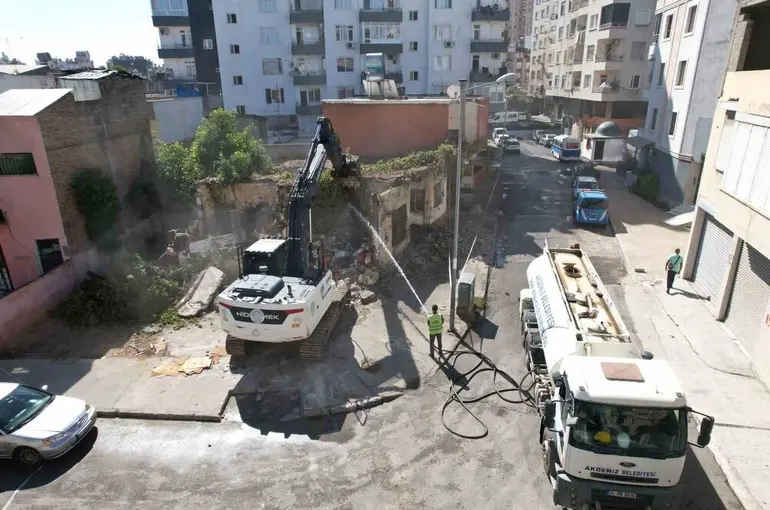 Akdeniz’de metruk yapılarla mücadele sürüyor
