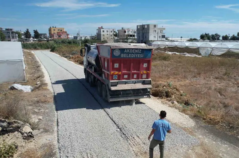 Akdeniz’de yol çalışmaları hız kesmeden sürüyor
